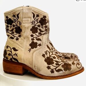 Taos Privilege 2 Floral Embroidered Tan Ankle Boots size 39 (8)